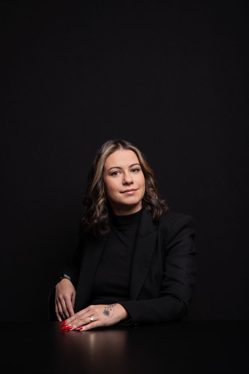 Ilona Pawerová, portrét na tmavém pozadí